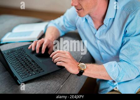Les hommes d'affaires tapissent les mains sur un ordinateur portable dans le salon Banque D'Images