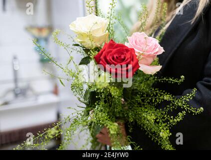 Fleuriste tenant un bouquet de roses Banque D'Images