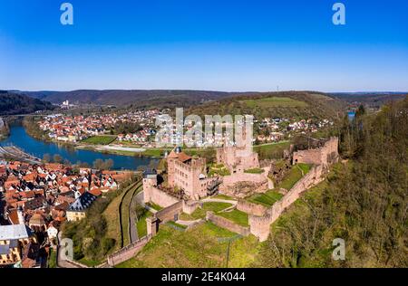 Allemagne, Bade-Wurtemberg, Wertheim am main, vue en hélicoptère du ciel bleu clair au-dessus du château de Wertheim et de la ville environnante en été Banque D'Images