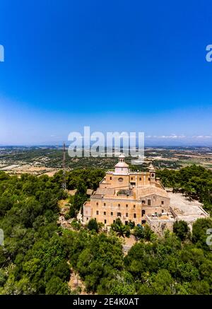 Espagne, Iles Baléares, Pétra, vue en hélicoptère du ciel bleu clair sur le sanctuaire de Bonany en été Banque D'Images