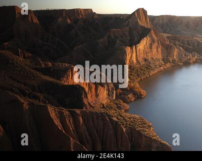 Formations d'argile érodée de Burujon Canyon au crépuscule, Espagne Banque D'Images