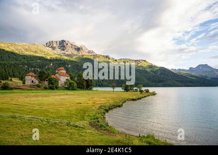 Suisse, canton des Grisons, Silvaplana, rive du lac de Silvaplana avec le château de Crap da Sass en arrière-plan Banque D'Images