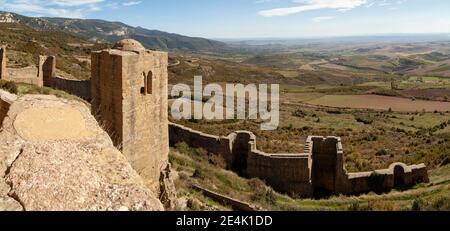 Mur extérieur défensif et tour albarrana du château médiéval de Loarre, château aragonais du XIe et XIIe siècle, architecture romane s Banque D'Images