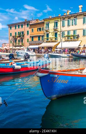 Italie, Vénétie, Lazise, Bateaux amarrés dans le port Banque D'Images