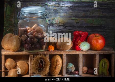 Photo de différents fruits secs et moulés horizontaux. Gros plan. Fruits et légumes mélangés. Sharp Light Studio. Kiwis et noix. La plupart d'entre eux je Banque D'Images