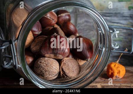 Photo de différents fruits secs en regardant le pot.gros plan. Sharp Light Studio. Écrous dans un pot en verre Banque D'Images