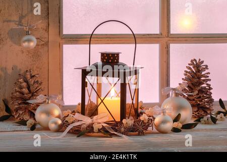 Lanterne avec décoration de Noël sur le rebord de la fenêtre Banque D'Images