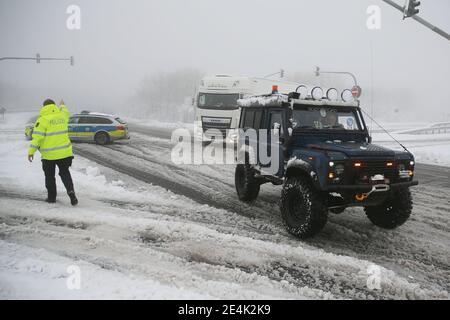 Hilden, Allemagne. 24 janvier 2021. Un Landrover Defender sort un camion de 40 tonnes de l'autoroute A46. Le camion était coincé dans la neige près de Düsseldorf. Crédit : David Young/dpa/Alay Live News Banque D'Images