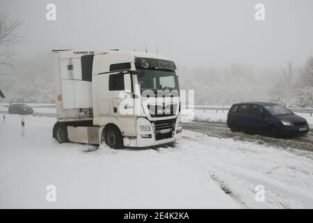 Hilden, Allemagne. 24 janvier 2021. Un camion a glissé de l'autoroute A46 près de Düsseldorf dans la neige. Crédit : David Young/dpa/Alay Live News Banque D'Images