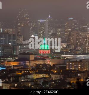 Vue nocturne du quartier financier et de l'hôtel de ville de San Francisco, Californie, États-Unis Banque D'Images