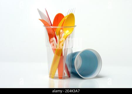 Tasses et couverts en plastique, vaisselle en plastique, plastique, couteaux en plastique, fourchettes en plastique, cuillères en plastique, articles en plastique, tasses, tasses Banque D'Images