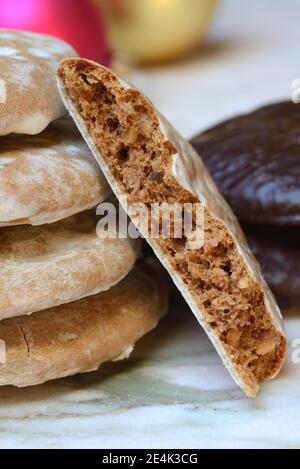 Oflagen-Lebkuchen, Olatenlebkuchen, divisé en deux, ouvert, pain d'épice de Nuremberg, glacé Banque D'Images