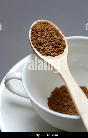 Café instantané avec cuillère en bois et tasse de café, Coffea arabica Banque D'Images