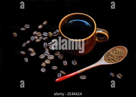 Café dans une tasse de café, grains de café et cuillère avec café instantané, Coffea arabica Banque D'Images