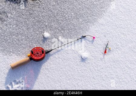 Canne de pêche d'hiver sur la glace Banque D'Images