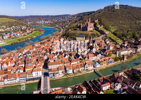 Allemagne, Bade-Wurtemberg, Wertheim am main, vue en hélicoptère de la ville située au confluent des rivières Tauber et main en été Banque D'Images