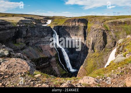 Magnifique paysage de la cascade de Haifoss coulant entre la montagne à Islande Banque D'Images