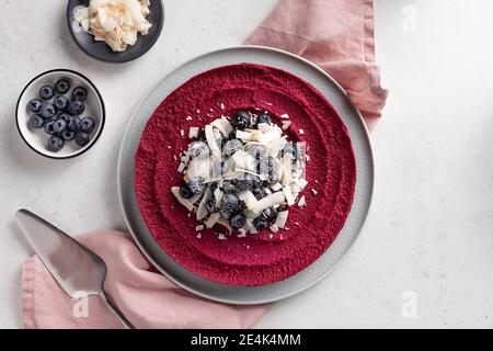 gâteau végétalien cru aux myrtilles. nourriture sans sucre Banque D'Images