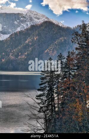 Lac Ritsa entouré de montagnes boisées en automne, Abkhazie, Géorgie Banque D'Images