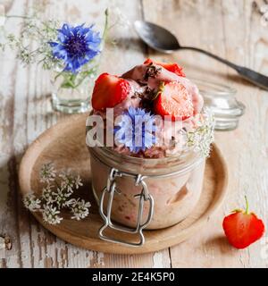 Pot de bananes écrasées avec espresso, fraises et cornflowers Banque D'Images