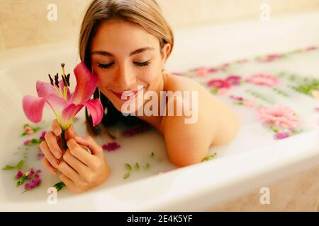 Belle femme se détendant en prenant un bain au spa de beauté Banque D'Images