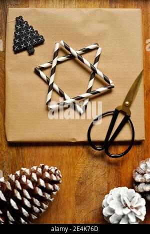 Papier d'emballage décoré d'étoiles en pailles à boire à rayures Banque D'Images