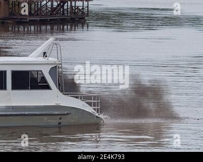 Pebas, Pérou - 04 décembre 2018 : bateau à grande vitesse sur l'Amazone. Il transporte des personnes de Santa Rosa à Iquitos pendant 13-14 heures. La route est abo Banque D'Images