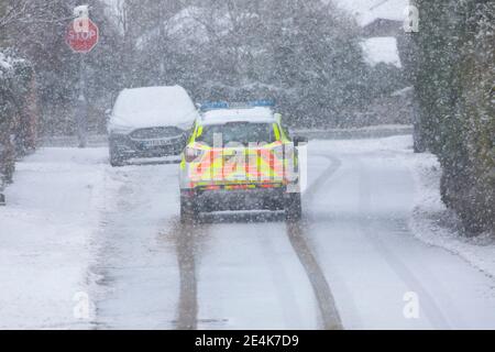 Flintshire, pays de Galles du Nord, Royaume-Uni mercredi 24 janvier 2021, Royaume-Uni Météo : fortes chutes de neige dans le Nord du pays de Galles avec un avertissement météorologique met Office en place neige comme une piste météo vers l'est à travers le pays. Un véhicule de police du nord du pays de Galles patrouilant le village de Lixwm dans le Flintshire dans de fortes conditions de neige et de blizard © DGDImages/Alay Live News Banque D'Images