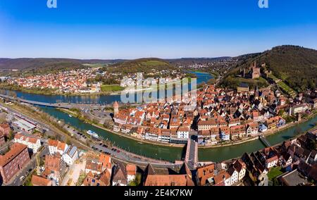 Allemagne, Bade-Wurtemberg, Wertheim am main, vue en hélicoptère de la ville située au confluent des rivières Tauber et main en été Banque D'Images