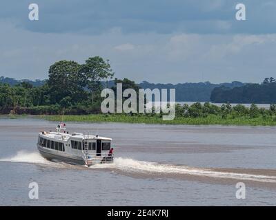 Pebas, Pérou - 04 décembre 2018 : bateau à grande vitesse sur l'Amazone. Il transporte des personnes de Santa Rosa à Iquitos pendant 13-14 heures. La route est abo Banque D'Images