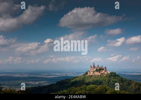 Château de Burg Hohenzollern au sommet de la montagne à Souabe Alb, en Allemagne Banque D'Images