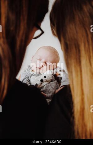 Parents avec nouveau-né garçon en studio Banque D'Images