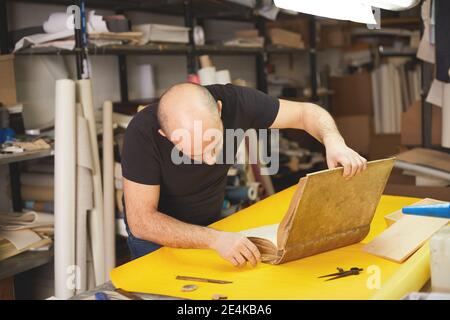 le classeur de livre restaure l'ancien livre dans l'atelier d'artisanat Banque D'Images
