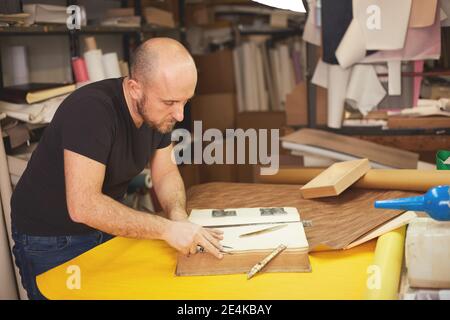 le classeur de livre restaure l'ancien livre dans l'atelier d'artisanat Banque D'Images