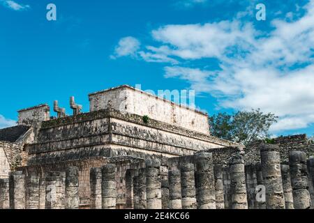 Mexique, Yucatan, Chichen Itza, colonnes dans les ruines mayas anciennes Banque D'Images