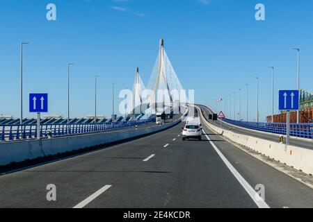 Cadix, Espagne - 16 janvier 2021 : trafic sur le pont Puente de la Constitucion de 1812 dans la baie de Cadix Banque D'Images