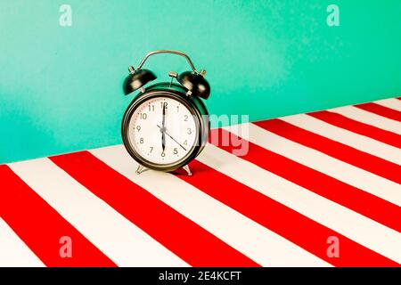 Studio de réveil sur blanc et rouge motif à rayures Banque D'Images