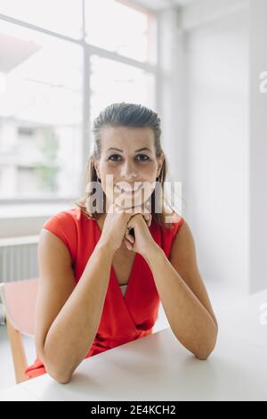 Portrait of businesswoman sitting in office Banque D'Images