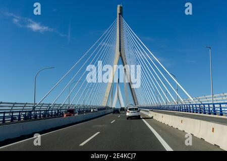 Cadix, Espagne - 16 janvier 2021 : trafic sur le pont Puente de la Constitucion de 1812 dans la baie de Cadix Banque D'Images