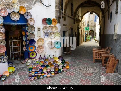 Boutique de poterie touristique dans la médina d'Essaouira, au Maroc. Banque D'Images