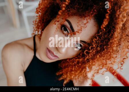 Confiante femme Afro cheveux bruns au café Banque D'Images