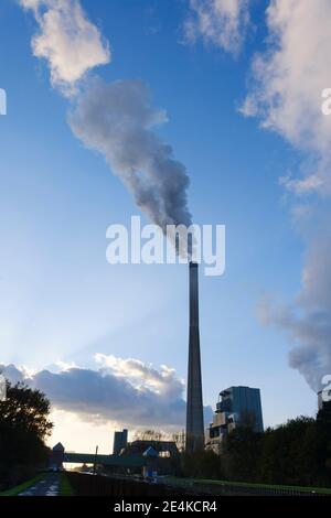 Allemagne, Rhénanie-du-Nord-Westphalie, Bergkamen, fumée s'élevant de la centrale au charbon au coucher du soleil Banque D'Images