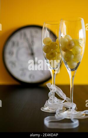 Se préparer à la tradition espagnole de manger douze raisins au cours des douze dernières secondes de l'année précédente la veille du nouvel an Banque D'Images