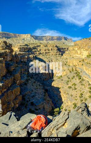 Randonnée incroyable le long du bord de Wadi Ghul Banque D'Images