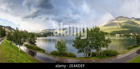 Suisse, canton des Grisons, Sankt Moritz, panorama pittoresque de l'arc-en-ciel au-dessus du lac Sankt Moritz Banque D'Images