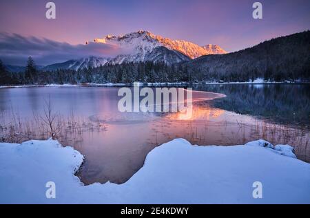 Vue panoramique sur le lac Lautersee et la montagne Karwendel au coucher du soleil Banque D'Images