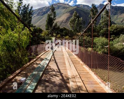 Urubamba, Pérou - 20 mai 2016 : pont sur la rivière Urubamba qui coule dans la vallée sacrée de l'Inca et vue sur les Andes, Pérou, province de Cusco, Sud Banque D'Images
