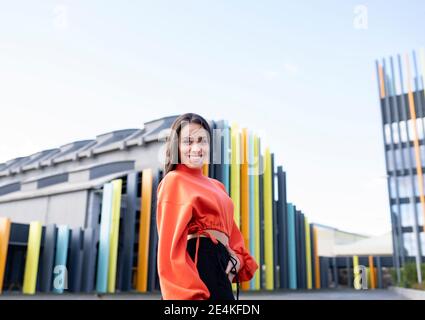 Portrait de la belle brunette posant à l'extérieur Banque D'Images