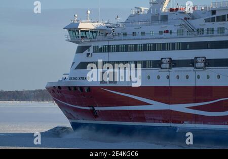Helsinki, Finlande - 15 janvier 2021 : ferry M/S Viking XPRS arrivant à Helsinki depuis Tallinn dans des conditions hivernales extrêmement froides. Banque D'Images