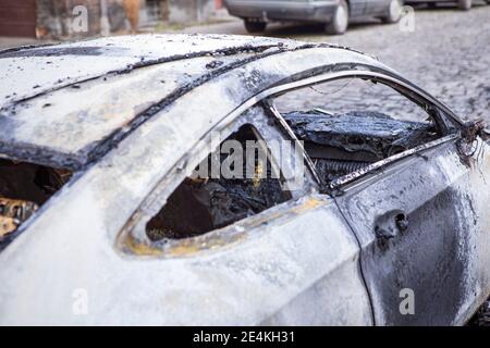 Gros plan de la voiture brûlée. Voiture après l'incendie, vue latérale, crime de vandalisme, émeutes. Voiture Arson. Accident, explosion. Banque D'Images